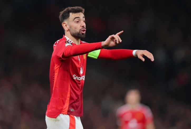 Bruno Fernandes lần đầu ngồi dự bị sau hơn 3 năm tại MU
