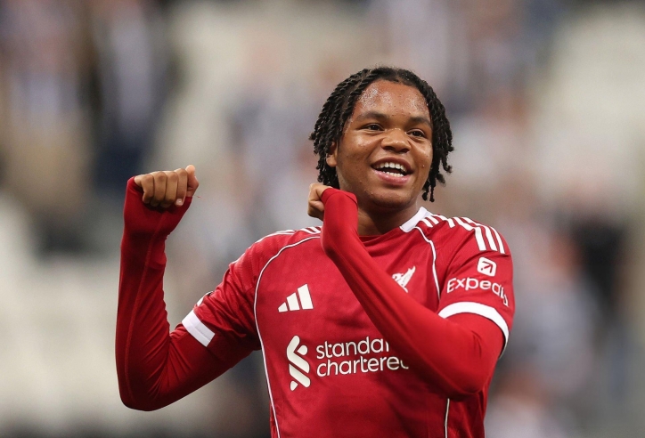 Người hùng Gen Z của Liverpool nhận 'mưa lời khen'