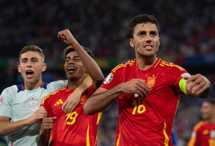 Yamal trở lại tuyển Tây Ban Nha, Rodri bị loại