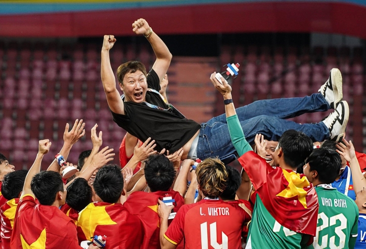 HLV Kim Sang Sik cùng Việt Nam làm điều chưa từng có trước Thái Lan