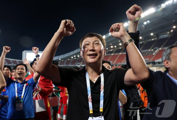 Báo Hàn Quốc dùng 2 từ ca ngợi HLV Kim Sang Sik sau khi giành HCV SEA Games
