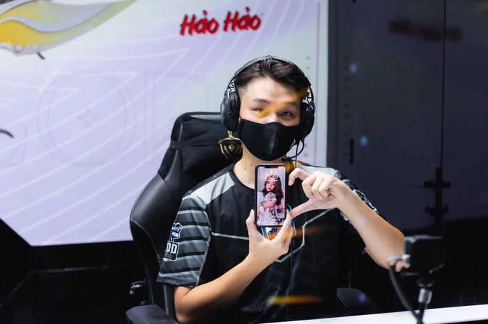 Trầm trồ những lần game thủ khoe bạn gái trên livestream của giải đấu