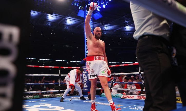 Hạ 'knock-out' Dillian Whyte sau 6 hiệp, Tyson Fury bảo vệ danh hiệu WBC