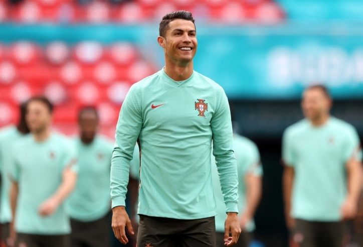 Ronaldo chơi trội, công khai ‘đối đầu’ UEFA tại EURO 2021