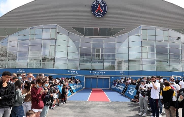 Messi khiến sân nhà PSG náo loạn, hàng nghìn CĐV vây kín
