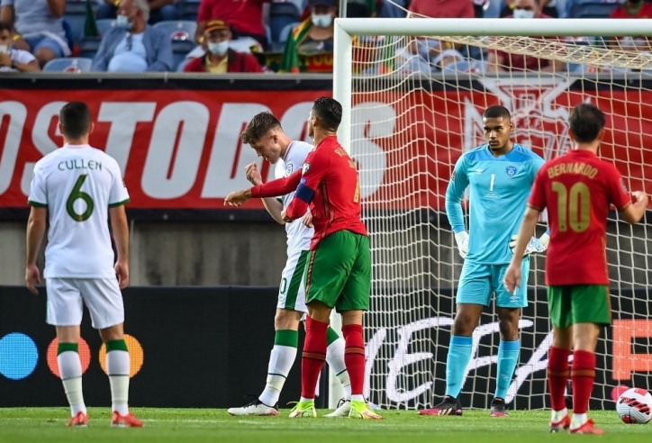 Ronaldo gây phẫn nộ, thoát thẻ đỏ với cú đánh thẳng mặt đối thủ