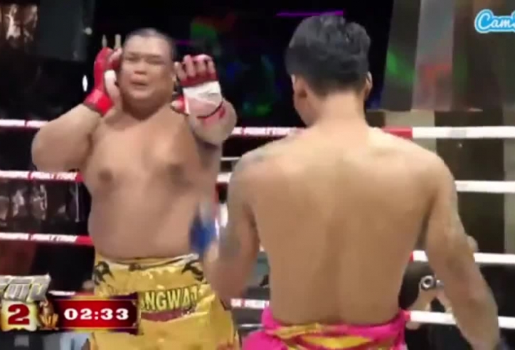 Võ sĩ Muay Thái biến tay đấm quyền Anh thành 'gã hề' chỉ bằng một cú đá