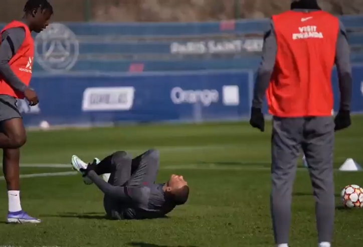 Cận cảnh pha bóng khiến Mbappe chấn thương, phải nhập viện khẩn cấp