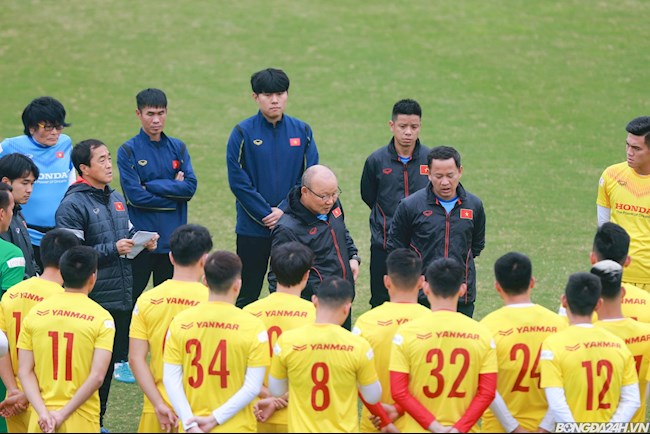 VIDEO: HLV Park đốn tim CĐV bằng loạt hành động gây thương nhớ