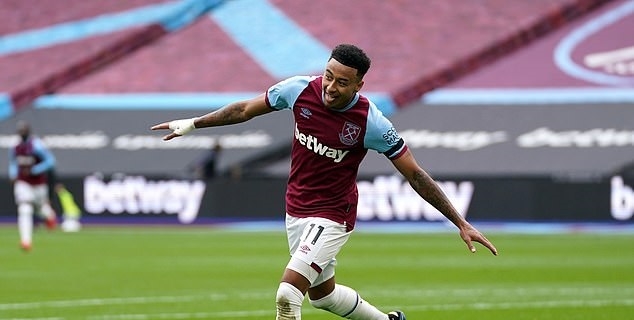 Danh thủ Liverpool viết bài đăng báo để khen Lingard