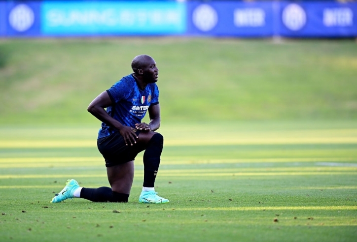 CĐV Inter buộc tội Lukaku 'quỳ gối vì đồng tiền' của Chelsea