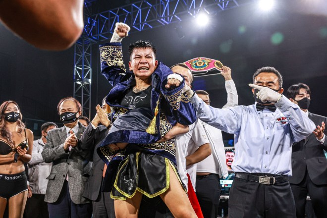 Việt Nam có võ sỹ đầu tiên vô địch Boxing thế giới