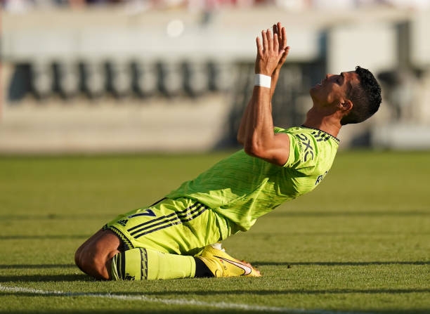 Ronaldo lập kỷ lục cực buồn trong ngày MU 'vụn vỡ' trước Brentford