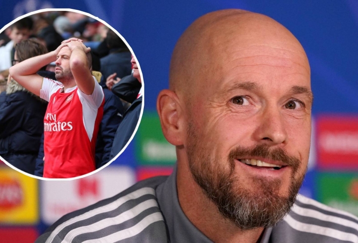 Fan Arsenal tức 'nổ đom đóm mắt' vì hành động kỳ lạ của Ten Hag với trọng tài