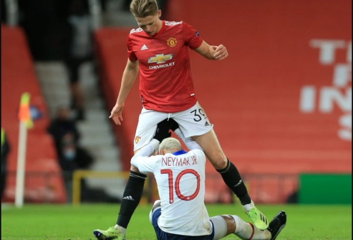 Đâu là lý do khiến Casemiro phải nhường chỗ cho 'vua đá bẩn' McTominay?
