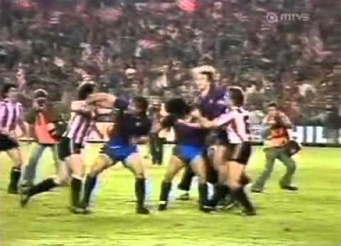 VIDEO: Maradona và khoảnh khắc bất cần đời nhất trong sự nghiệp