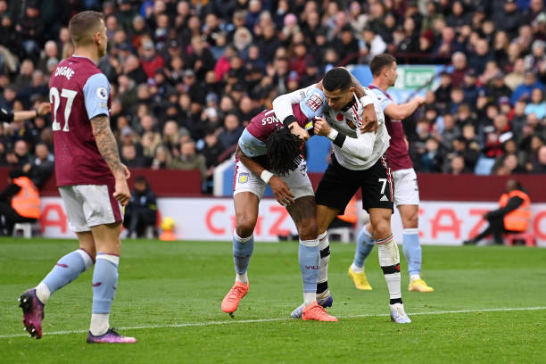 Ronaldo hóa 'đô vật', thảm hại ra sao trong ngày MU thua đậm Aston Villa?