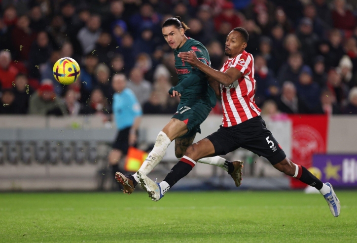 Gục ngã trước Brentford, Liverpool bị MU bỏ lại trong cuộc đua top 4