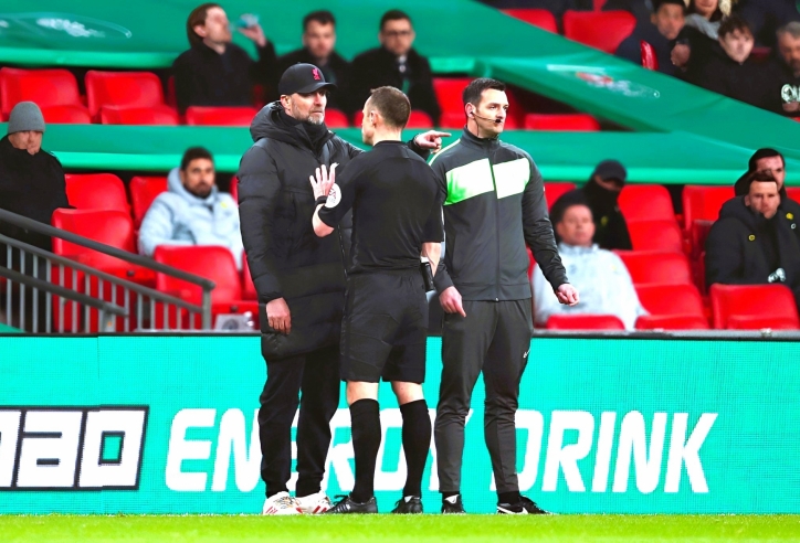Thua Brentford, HLV Klopp tố trọng tài cố tình xử ép Liverpool
