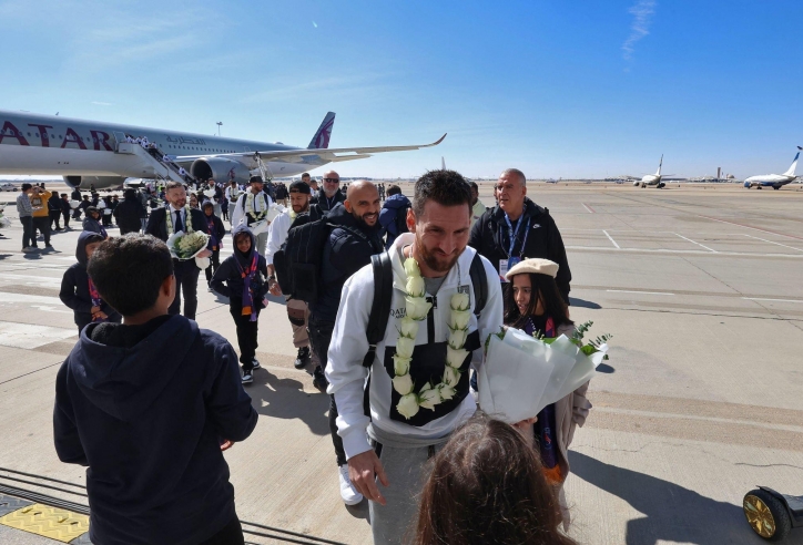 Ả Rập Xê Út chào đón PSG, Messi khiến sân bay 'vỡ tổ' trong tích tắc