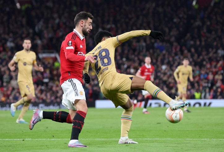 Suýt báo hại MU, Bruno Fernandes bị chê phòng ngự 'quá non'