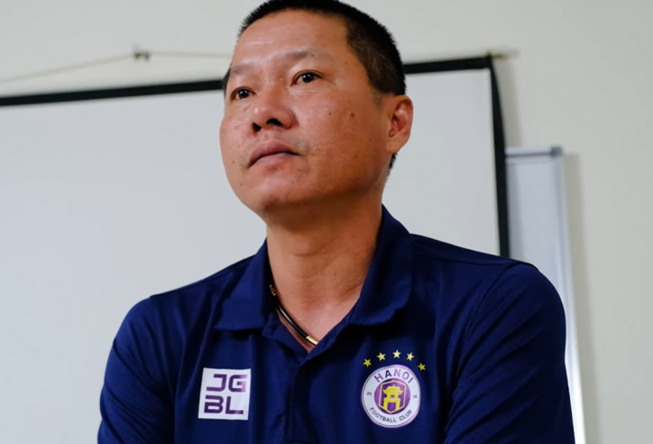 HLV Chu Đình Nghiêm rơm rớm nước mắt trong ngày chia tay CLB Hà Nội