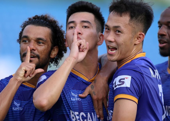 VIDEO: Cú hattrick đẳng cấp của tiền đạo ĐTVN vào lưới Nam Định
