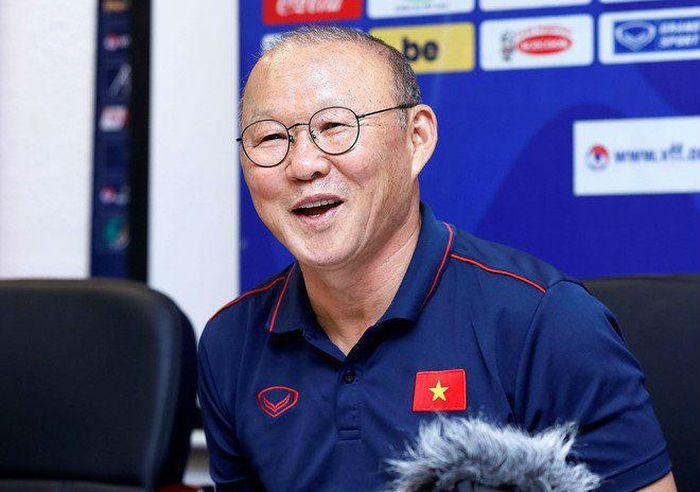 HLV Park liên tục 'bật cười thành tiếng' khi được AFC hỏi khéo về cơ hội dự World Cup
