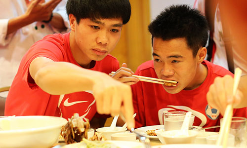 Cầu thủ U19 ăn mỗi ngày hết 3 triệu đồng