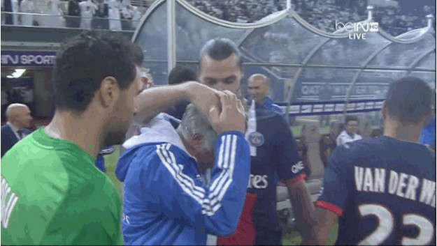 Ancelotti bối rối khi bị Ibrahimovic xoa đầu