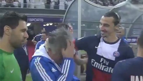 Video bóng đá: Ibrahimovic vò rối tóc HLV Ancelotti
