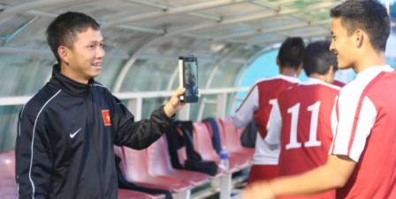 Cúp Tứ hùng 2014: U19 VN chúc mừng năm mới thầy Guillaume qua Skype