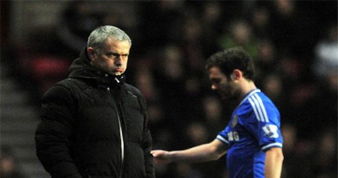 HLV Mourinho bác bỏ khả năng ra đi của Mata
