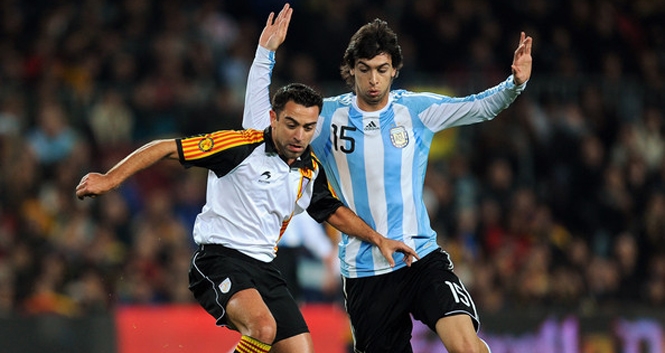 Tiền vệ kém hiệu quả, Man Utd hỏi mua “nhạc trưởng” Argentina