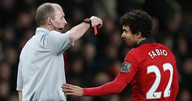 Trọng tài Mike Dean bị ‘ném đá’ vì hành động lạ