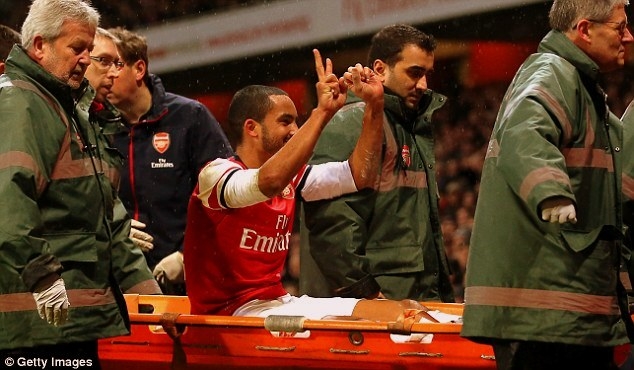 Wilshere ủng hộ hành động của Walcott trước các CĐV Tottenham
