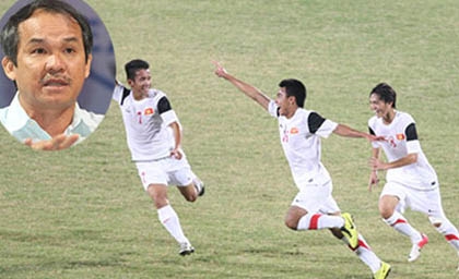 Video: Bầu Đức thấp thỏm theo từng đường bóng của U19 Việt Nam