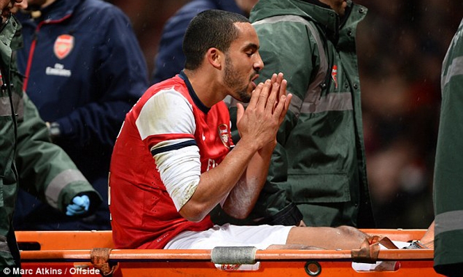 Walcott sẽ chỉ mất 4 tháng để bình phục chấn thương