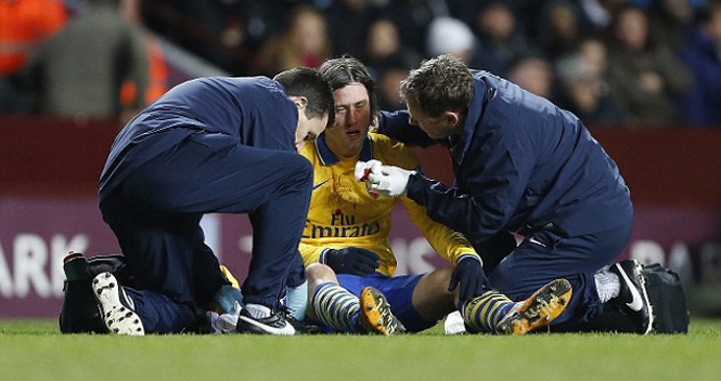 Cận cảnh pha va chạm khiến sao Arsenal đổ máu