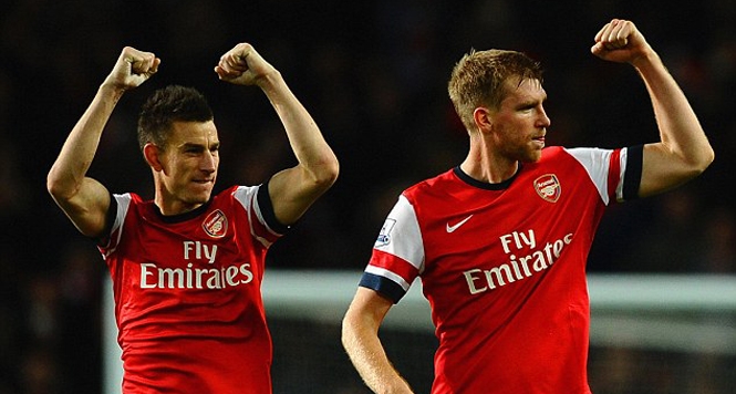 Cặp trung vệ Koscielny và Mertesacker đi vào lịch sử Arsenal