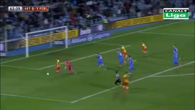 Video bóng đá: Messi tái hiện siêu phẩm đi qua “rừng” hậu vệ của chính mình