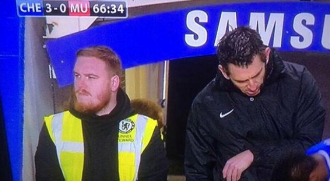 Phát hiện người giống hệt Rooney trong trận Chelsea thắng MU
