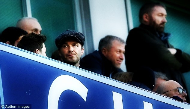 Becks và con trai lạc lõng ngồi gần tỷ phú Abramovich