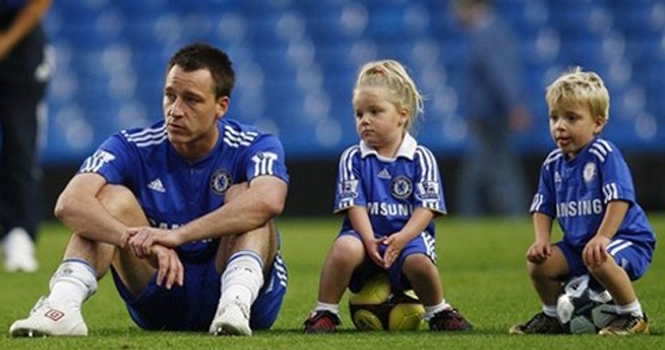 John Terry bị con trai cả gan ‘xâu kim’