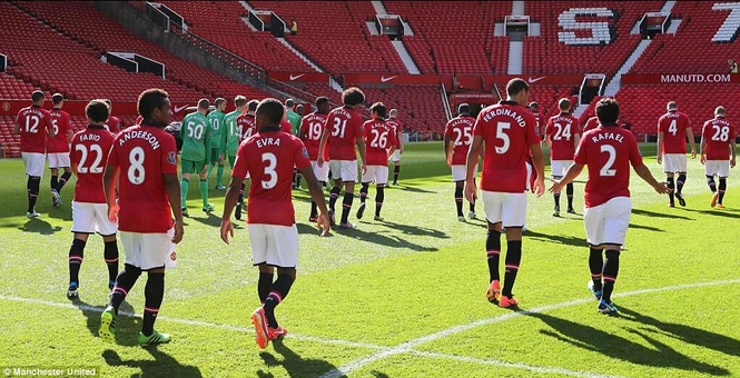 Khảo sát fan MU: Giữ Valencia, bán Ashley Young, Nani và... Fellaini