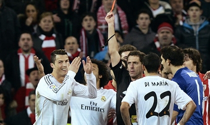 Ronaldo lĩnh thẻ đỏ, Real Madrid mất cơ hội qua mặt Barca
