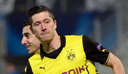 Bị lăng mạ, Lewandowski điên tiết tấn công CĐV