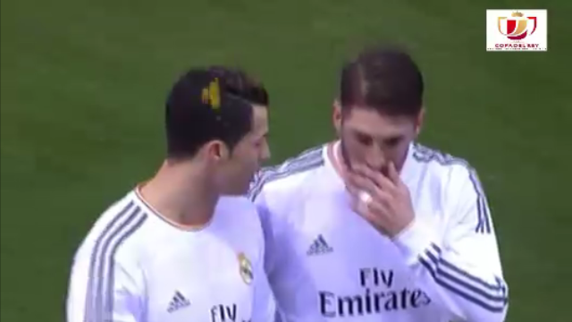 Video bóng đá: Ronaldo bị vật thể lạ từ khán đài rơi vào đầu