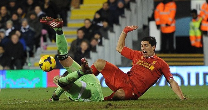 Ham bóng, Suarez đạp sưng mắt thủ môn Stekelenburg