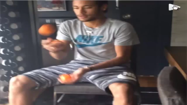 Video hài hước: Neymar biểu diễn tung hứng điệu nghệ